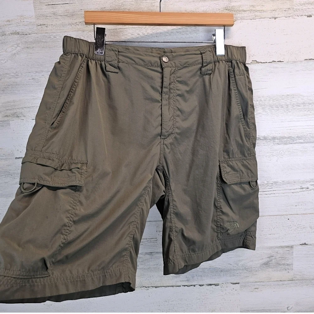 The North Face Mens Cargo Shorts Large Green Outdoor Adventure Nylon Hiking